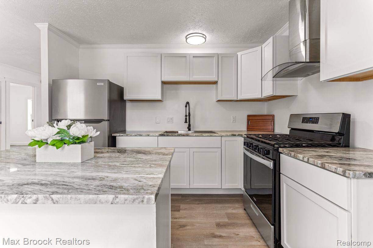 Hazel Park, MI 48030,736 E GRANET AVE