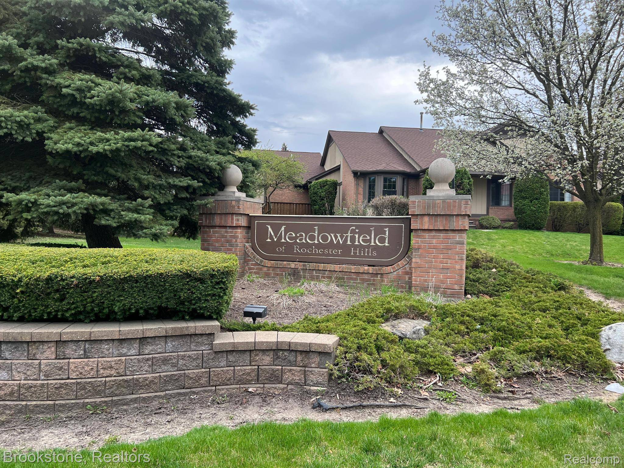 Rochester Hills, MI 48307,376 MEADOW BRIDGE DR