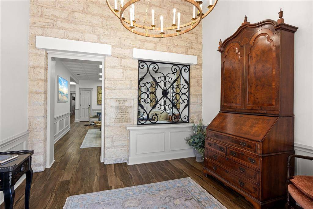 Granbury, TX 76048,111 S Houston Street