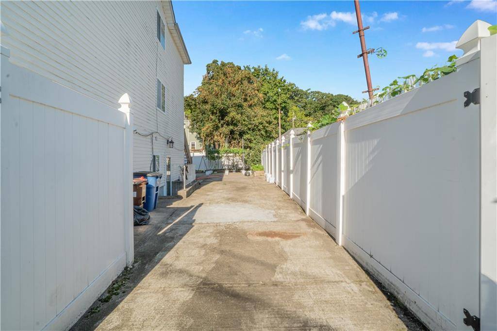 Staten  Island, NY 10304,23 Deirdre CT