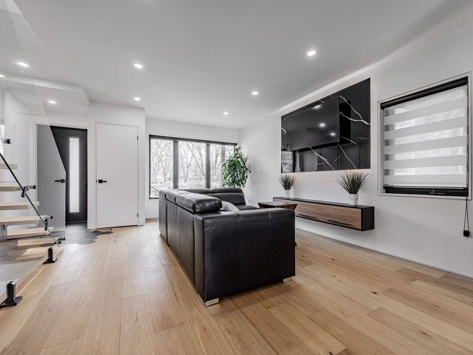 Toronto W02, ON M6S 2R2,10 Juliana CT