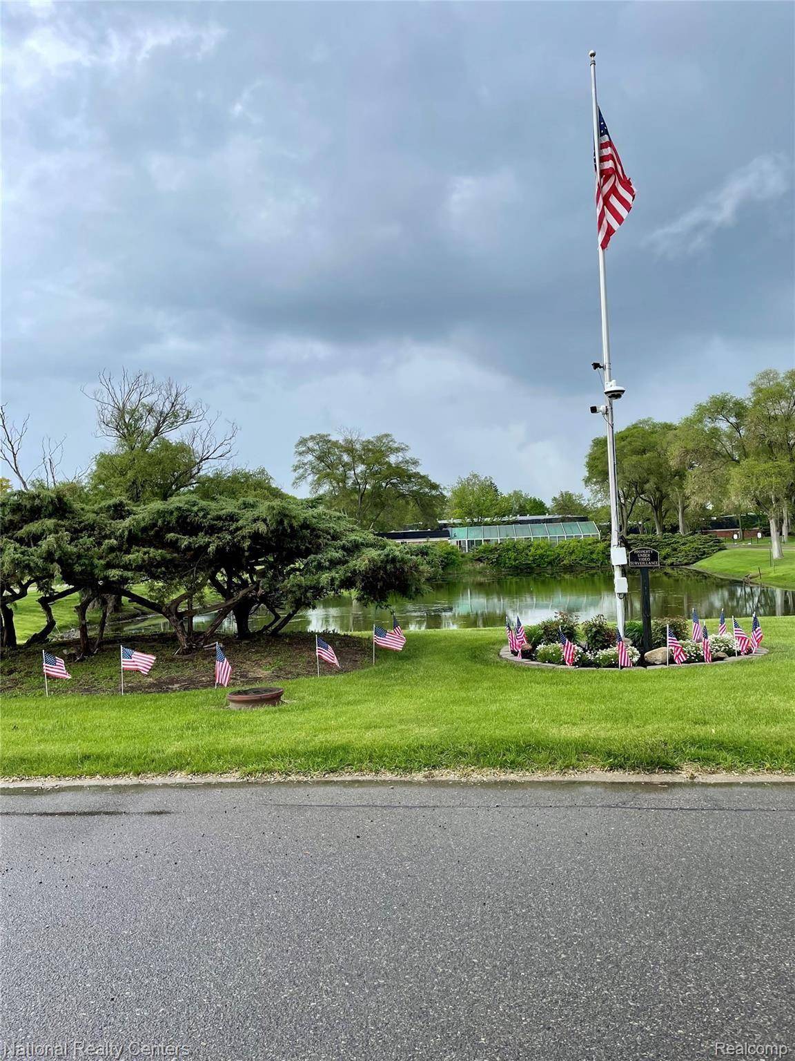 Waterford, MI 48328,1842 COLONIAL VILLAGE WAY APT 2 #2