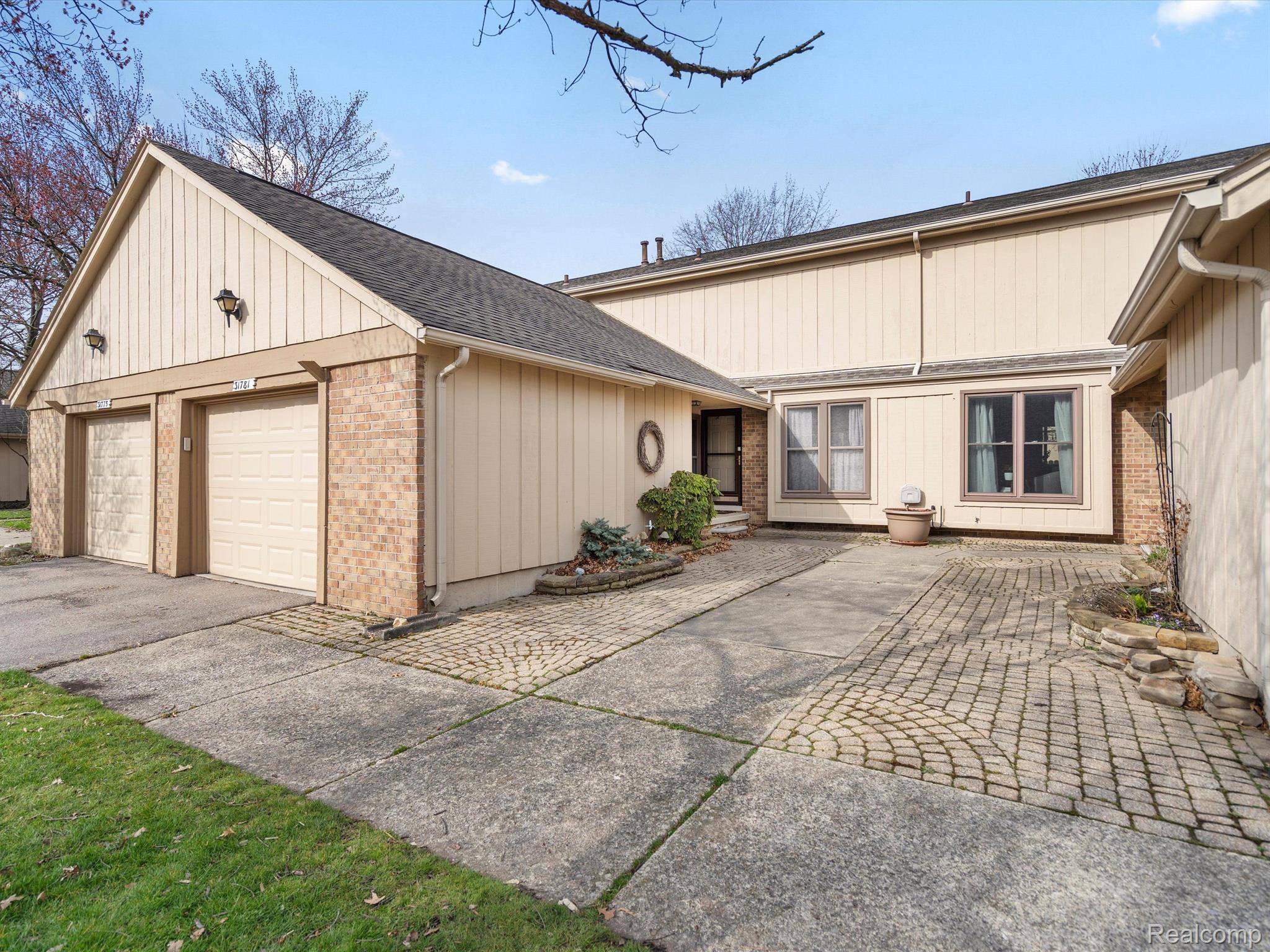 Warren, MI 48093,31781 HICKORY LN