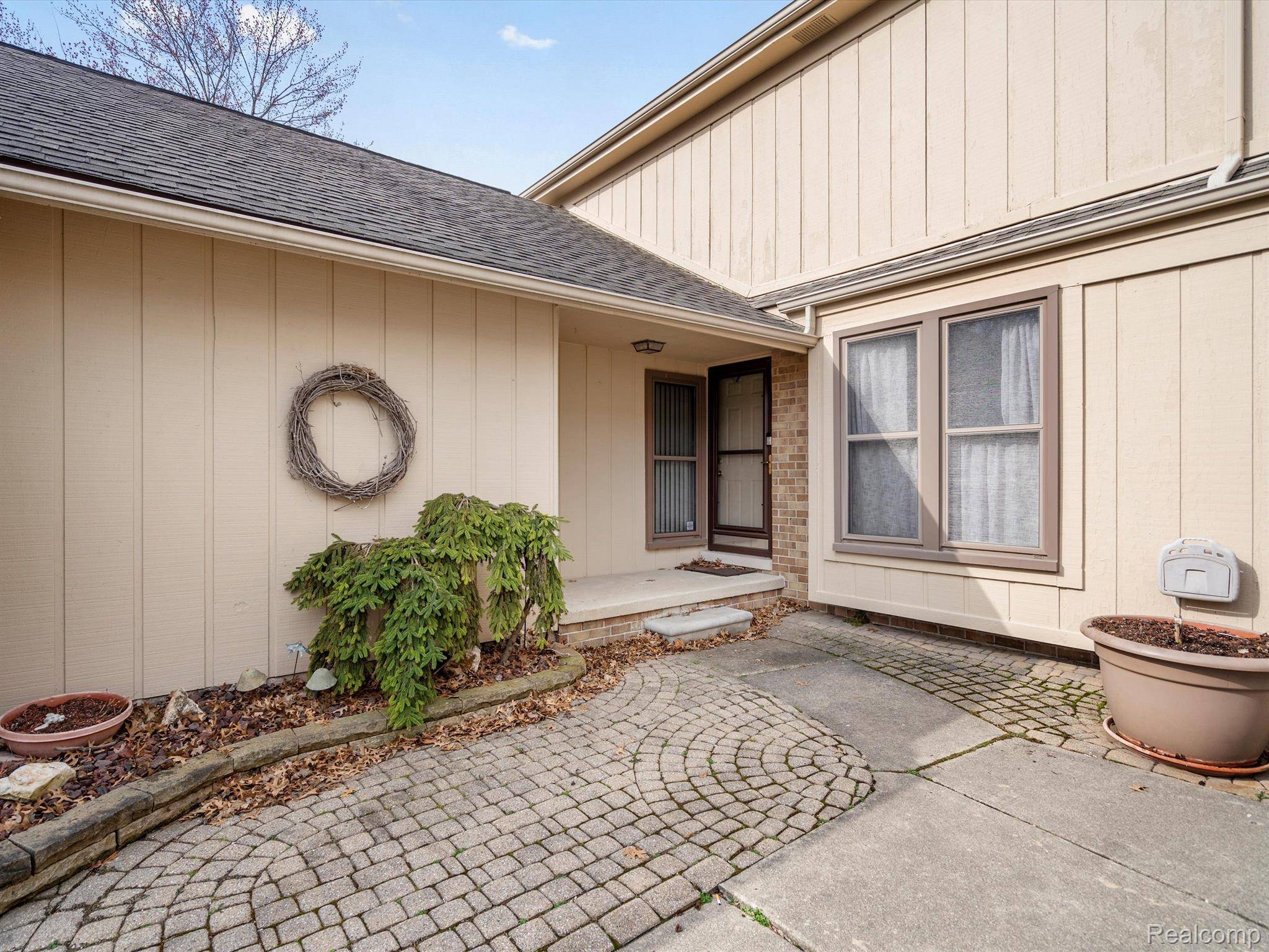 Warren, MI 48093,31781 HICKORY LN