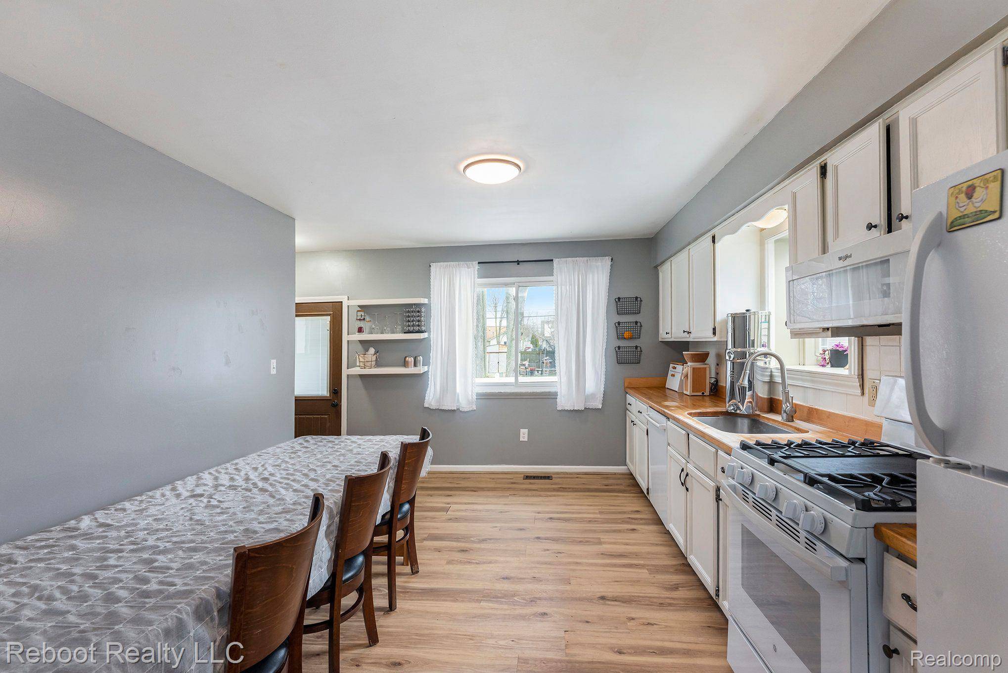 Clinton Township, MI 48035,23303 DEANHURST ST