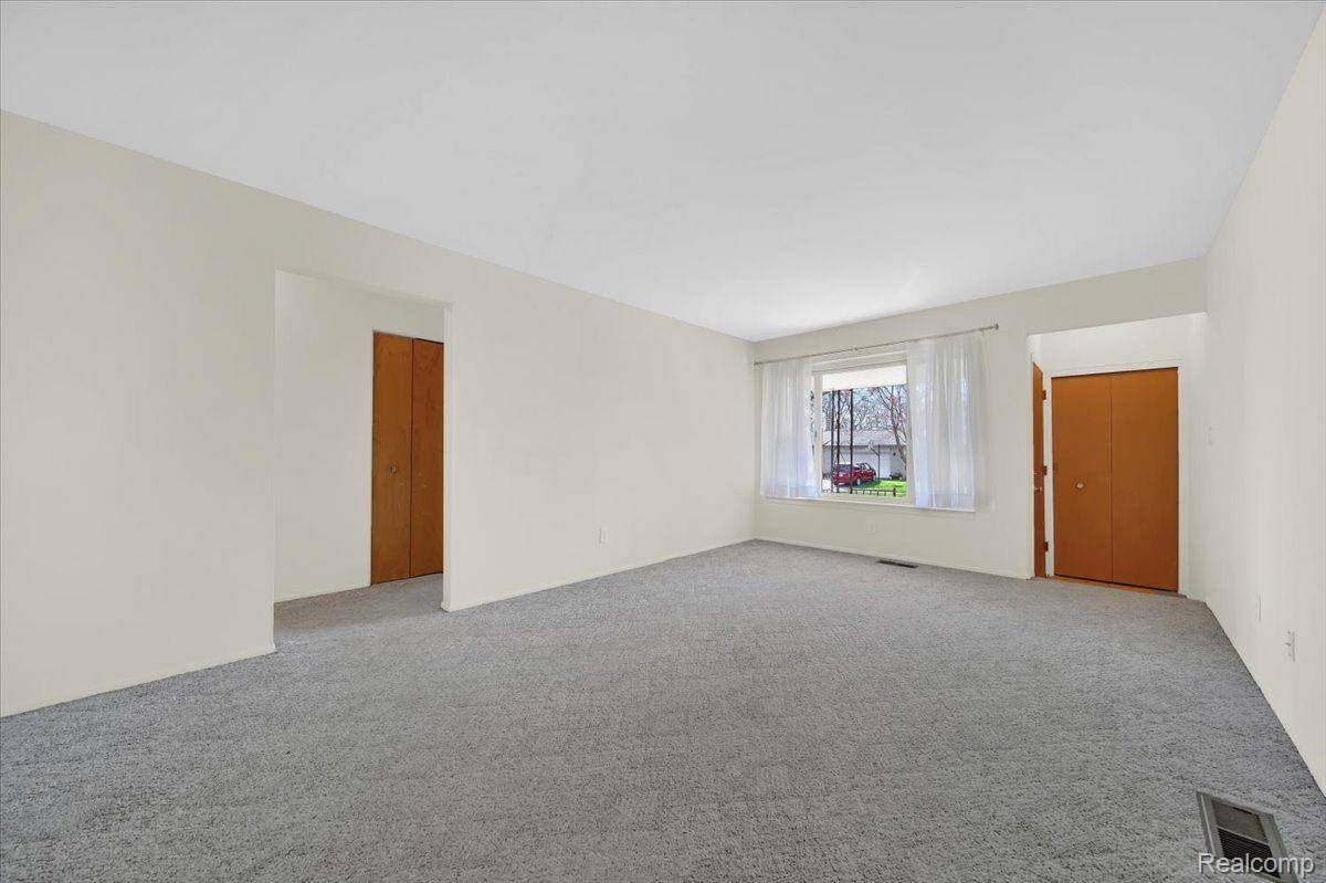 Livonia, MI 48150,35484 N ELMIRA ST