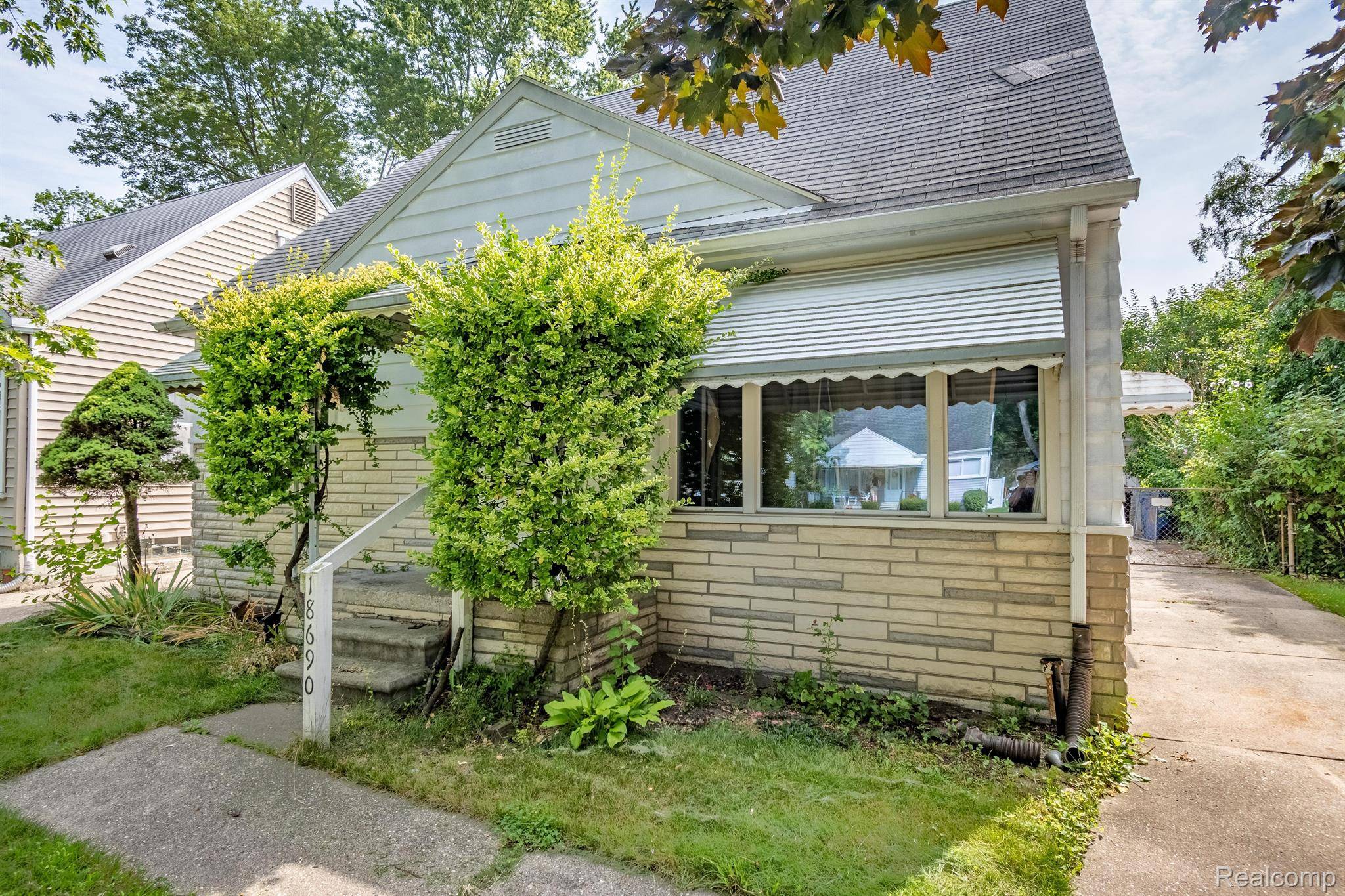 Redford, MI 48240,18690 FOX