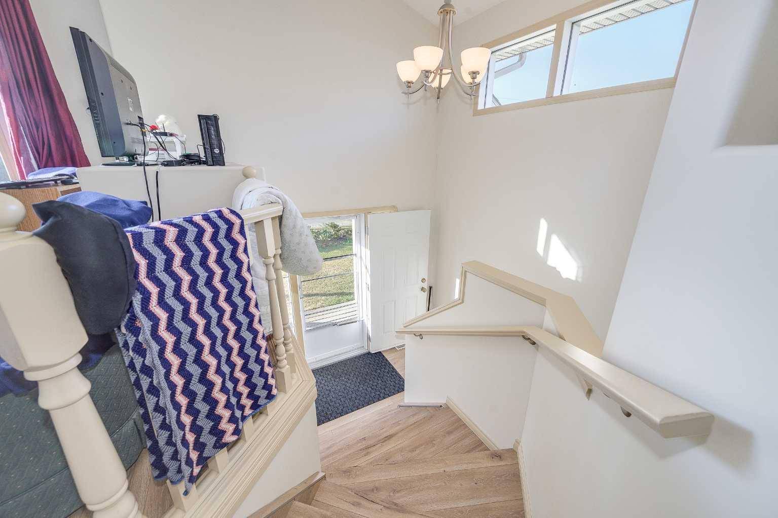 Lousana, AB T0M 1K0,1024 19th AVE