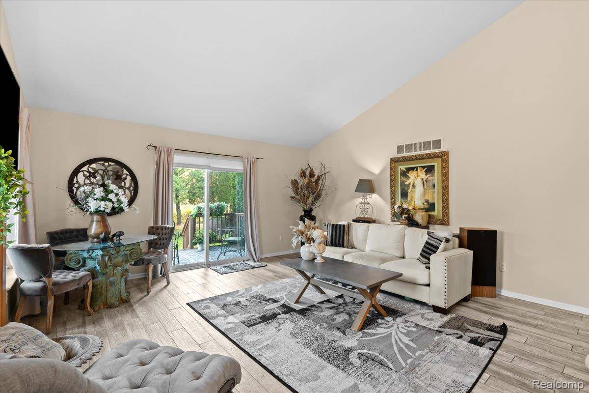 Grand Blanc, MI 48439,5352 Pine Needle DR