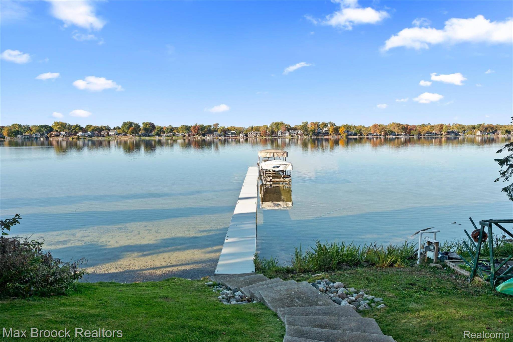 Orchard Lake, MI 48324,4764 Dow Ridge RD