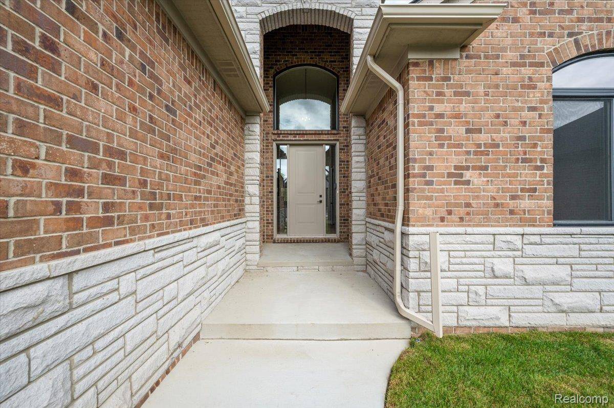 23947 Sawgrass DR, Macomb Township, MI 48042