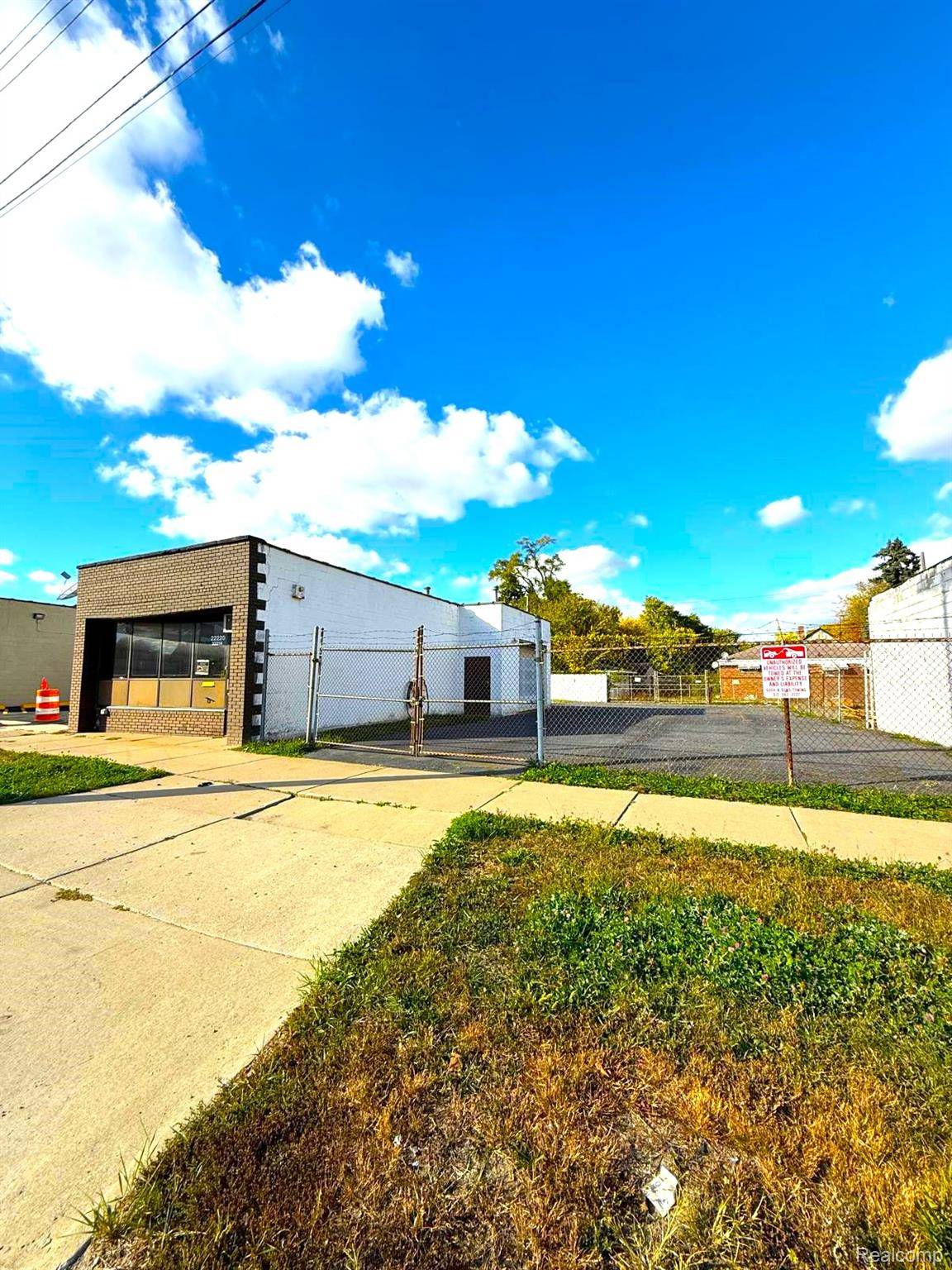 Detroit, MI 48239,22220 Warren