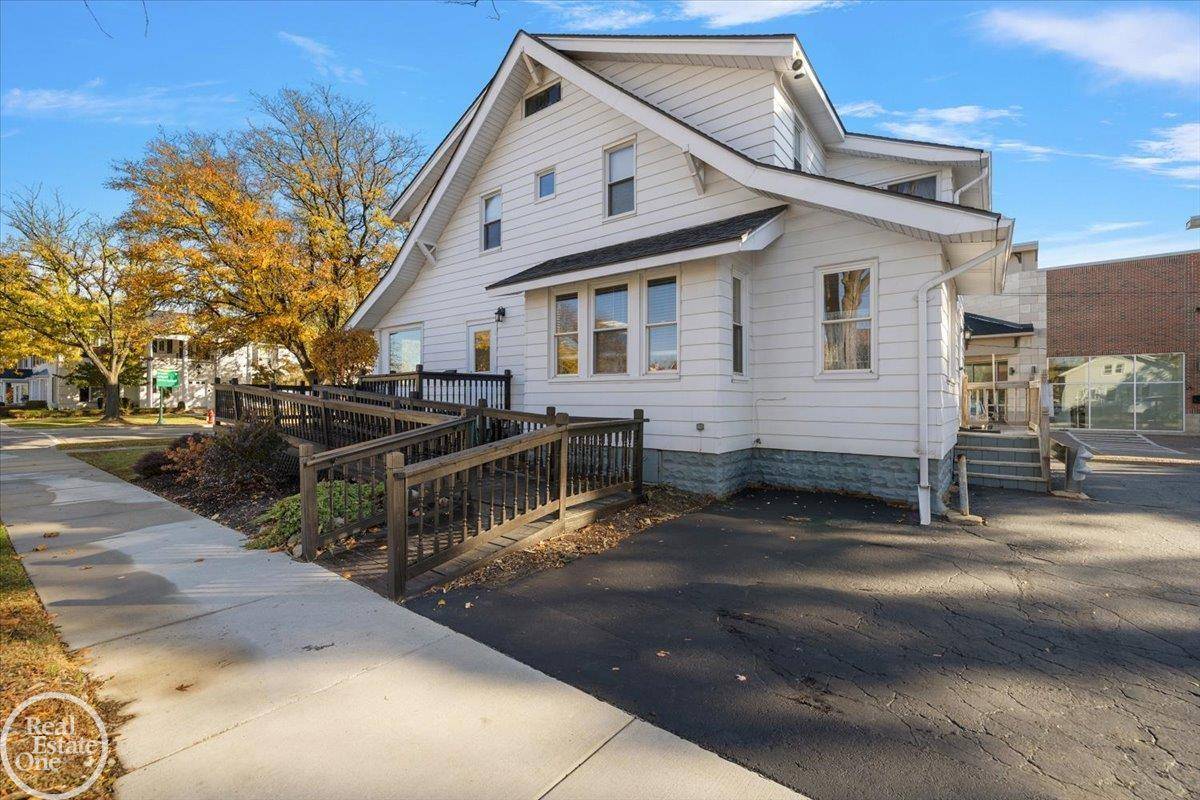 Rochester, MI 48307,321 W University DR