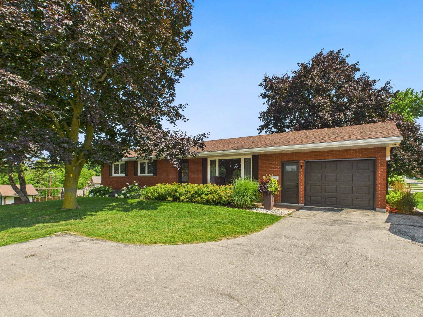 South Bruce, ON N0G 2J0,1 Clark ST