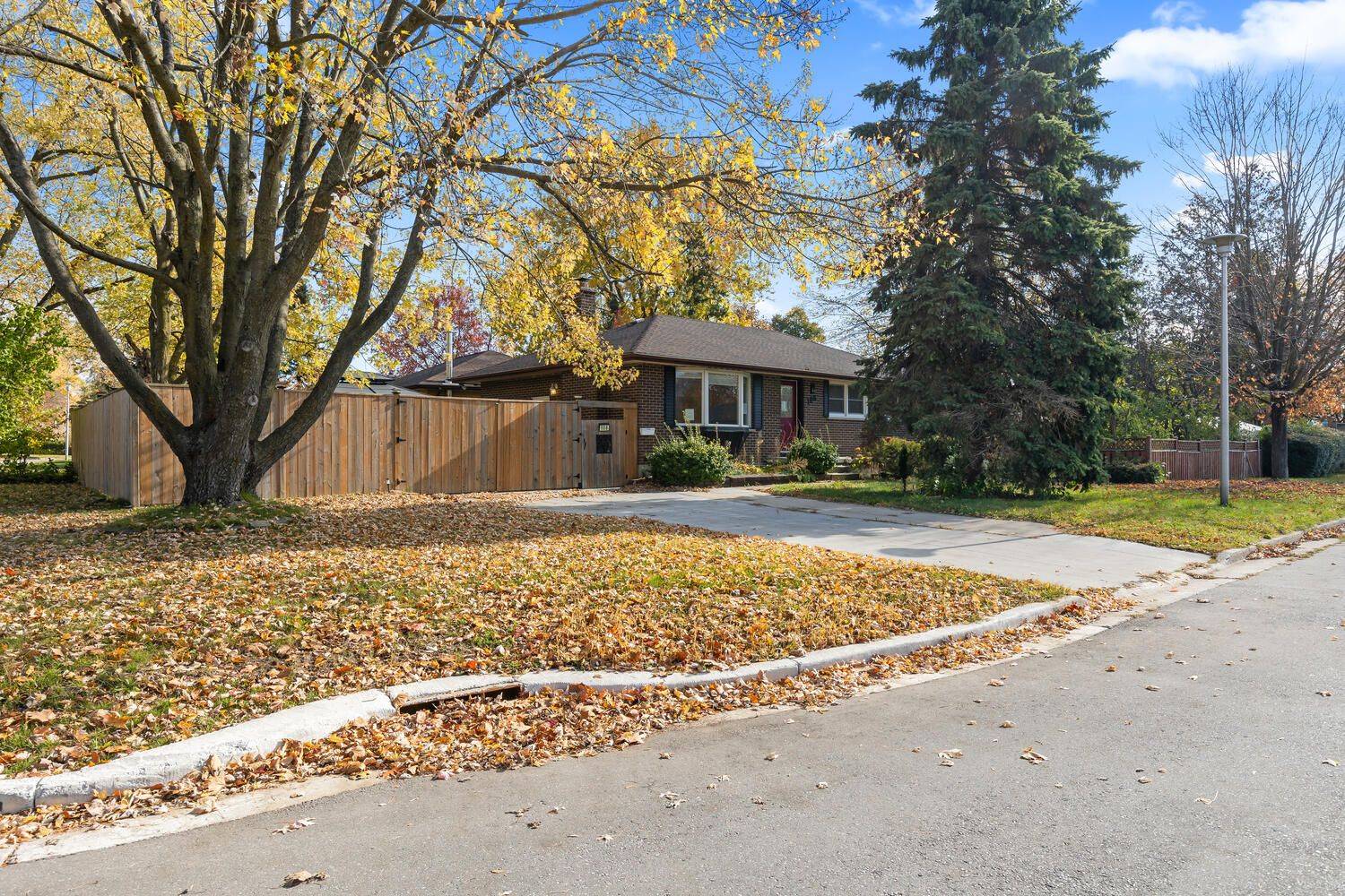 London East, ON N5W 1P2,106 Laurentian DR N