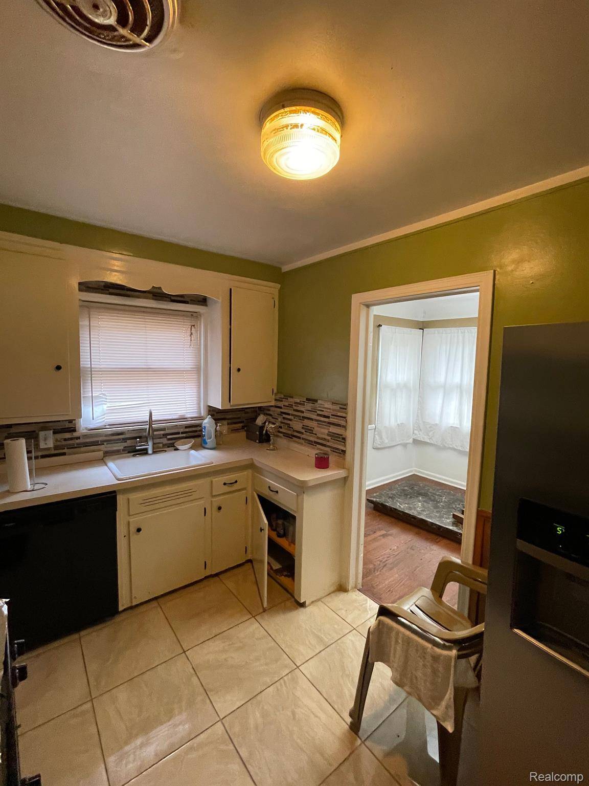 Dearborn Heights, MI 48127,8655 RIVERDALE ST