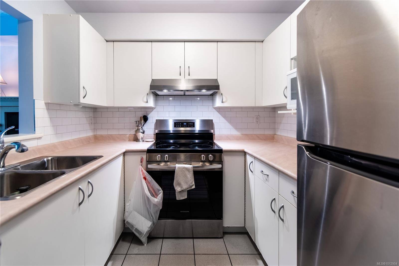 Victoria, BC V8W 1S1,832 Fisgard St #304