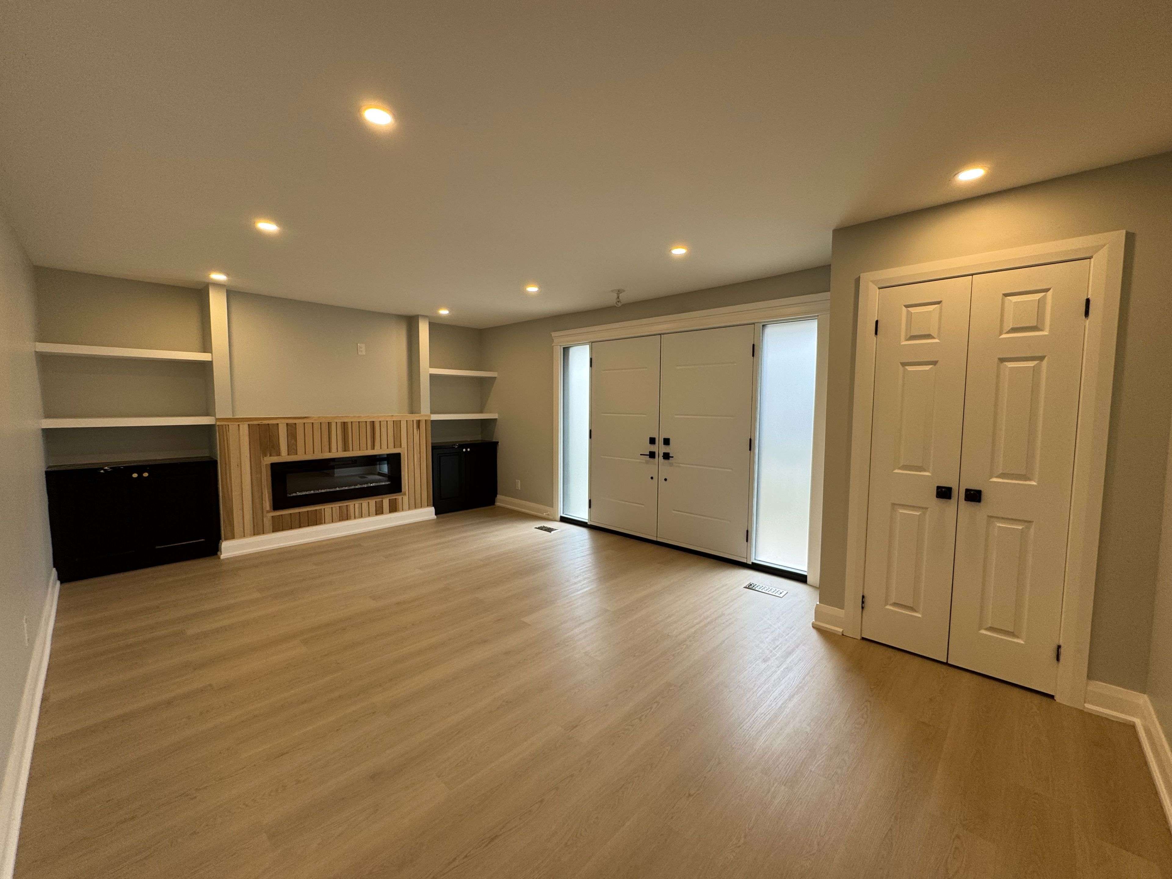 Barrie, ON L4M 5G7,8 Redwood CT #Upper