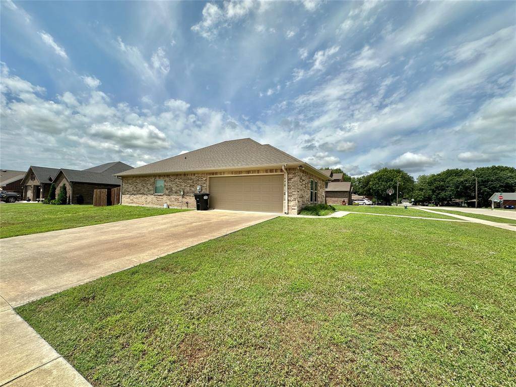 Lindsay, TX 76250,318 E 4th Street