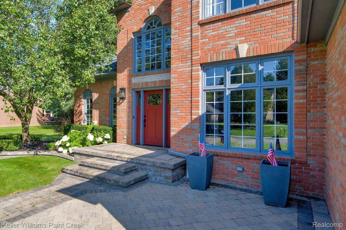 Lake Orion, MI 48359,737 WOODSIDE CT