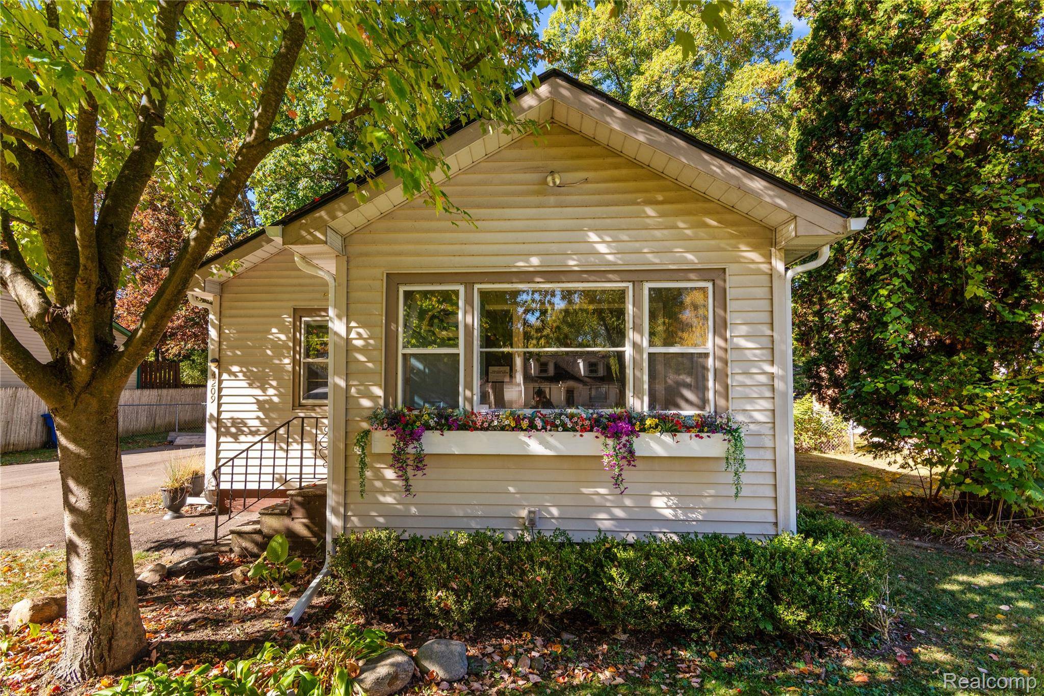 Waterford, MI 48329,4209 Laforest DR