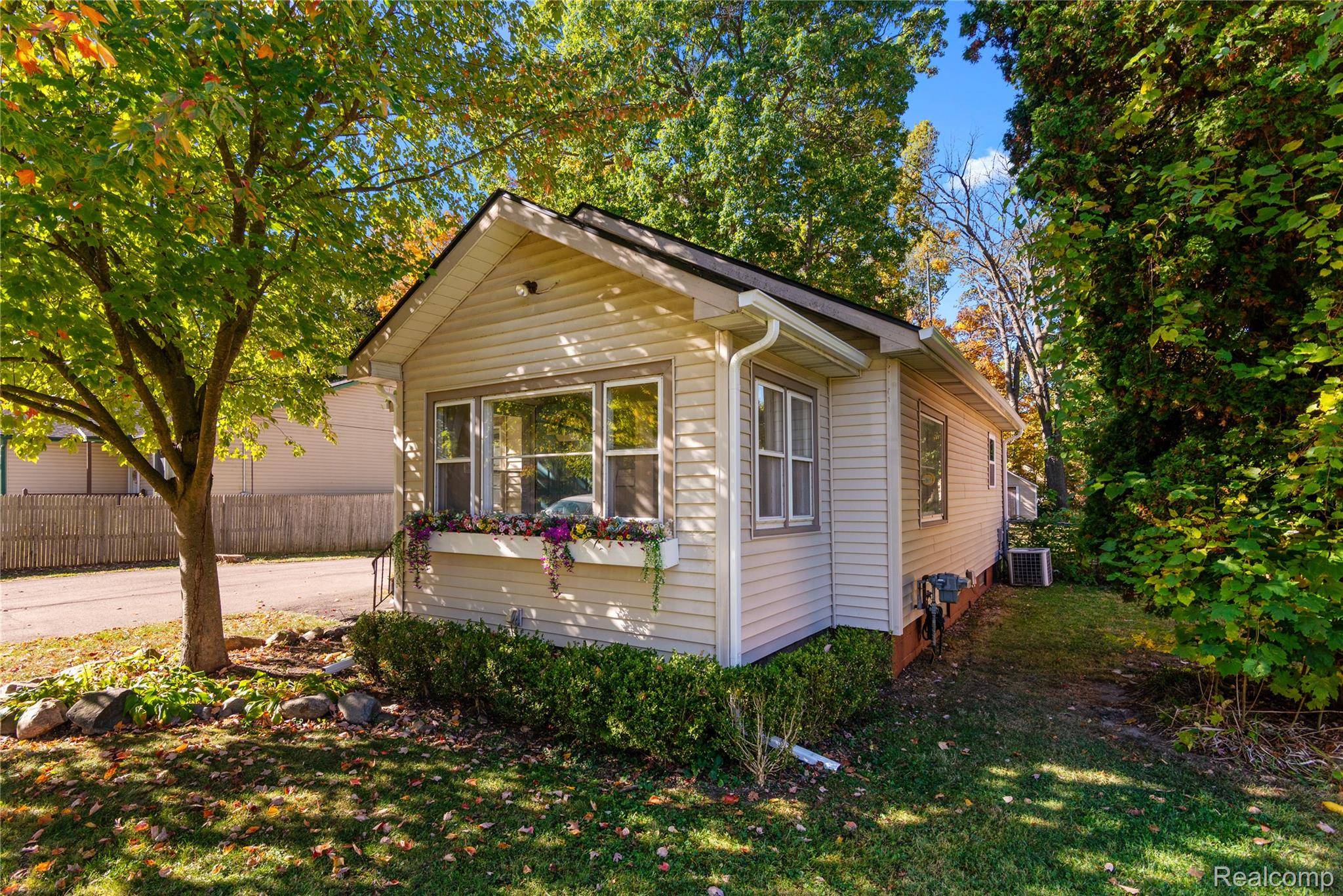 Waterford, MI 48329,4209 Laforest DR