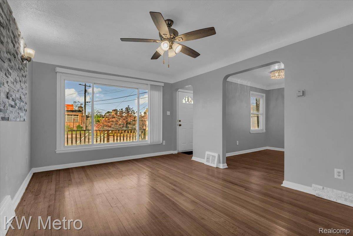 Detroit, MI 48235,19360 Strathmoor ST