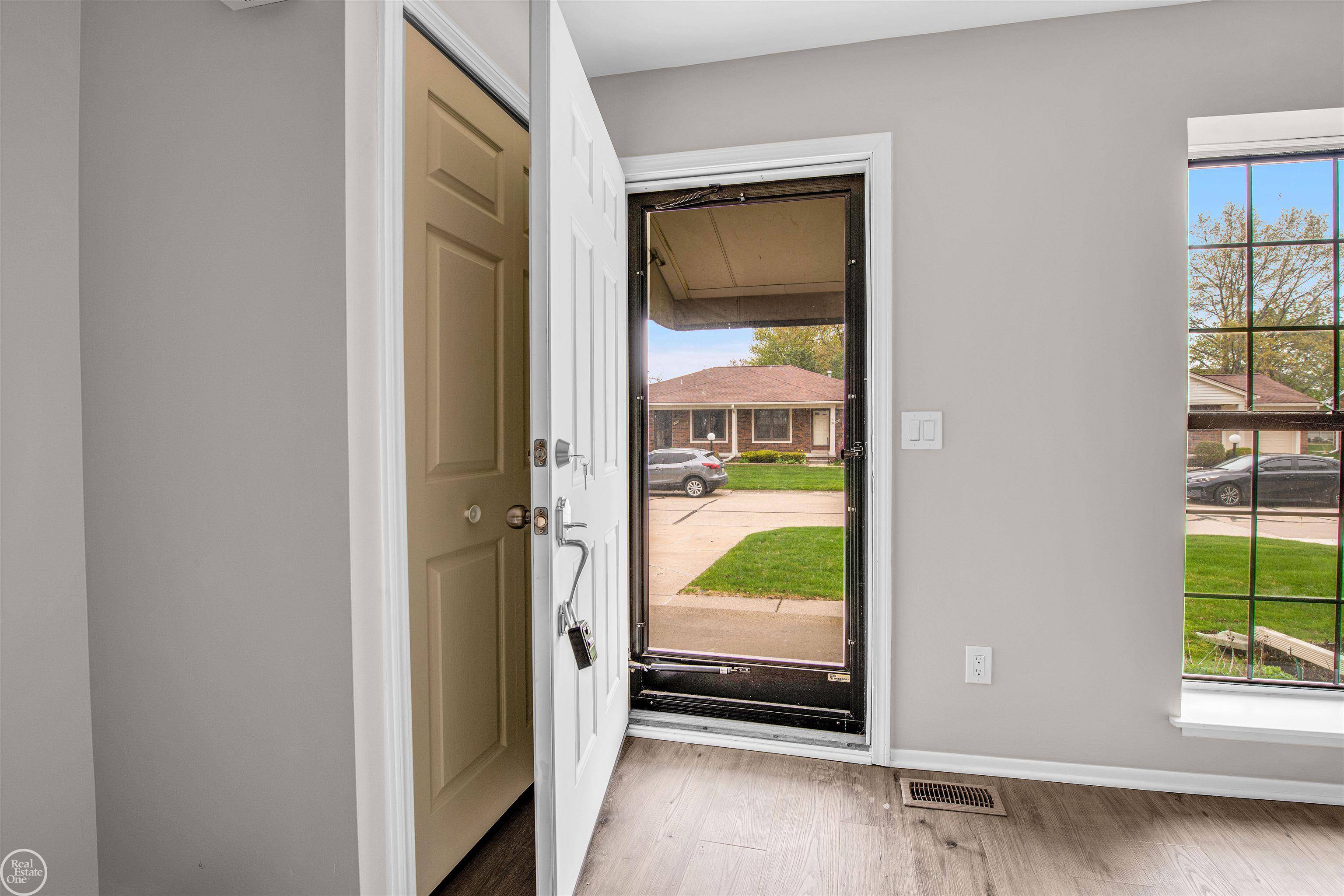 Harrison Twp, MI 48045,27976 Thorntree DR