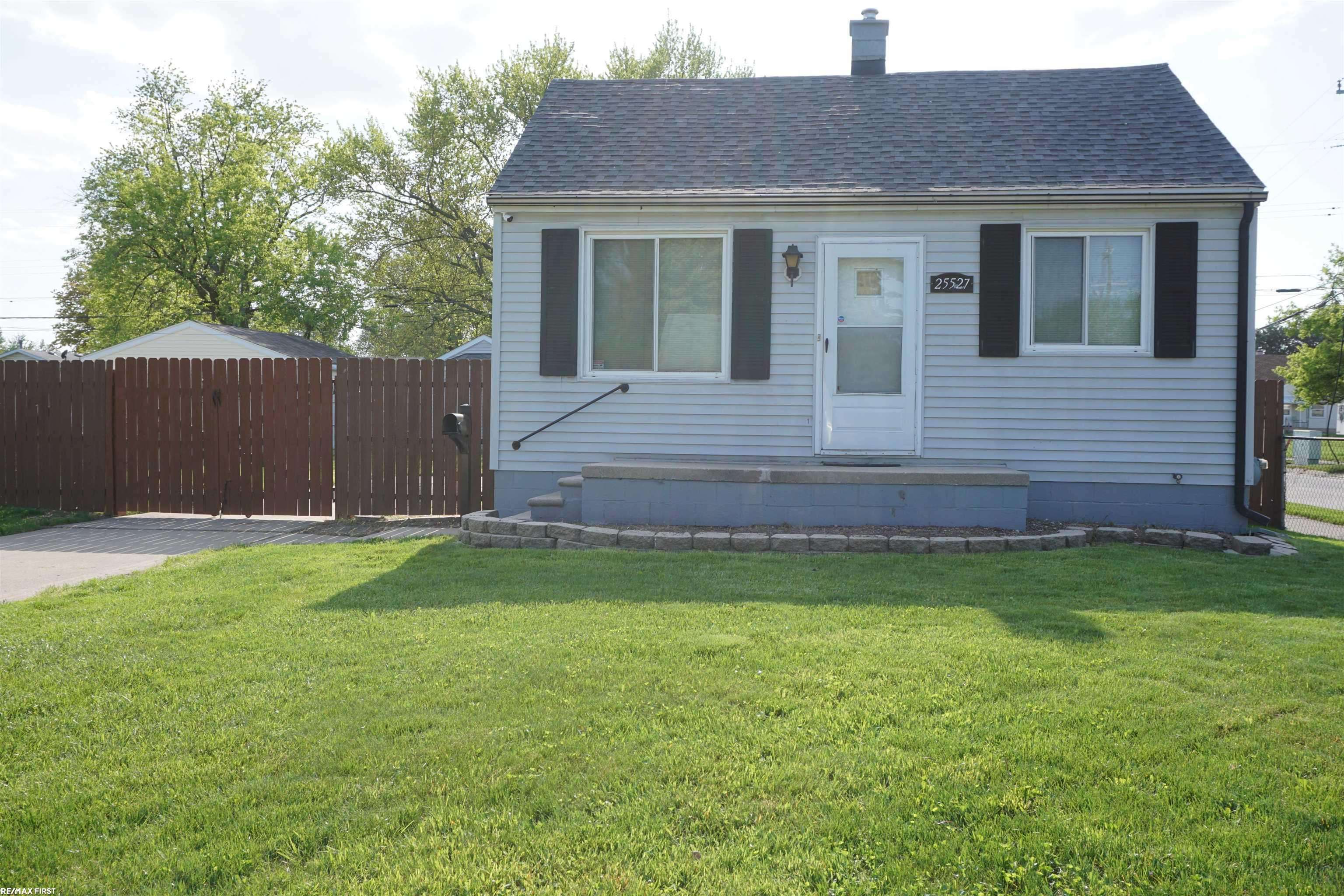 Roseville, MI 48066,25527 Fern ST