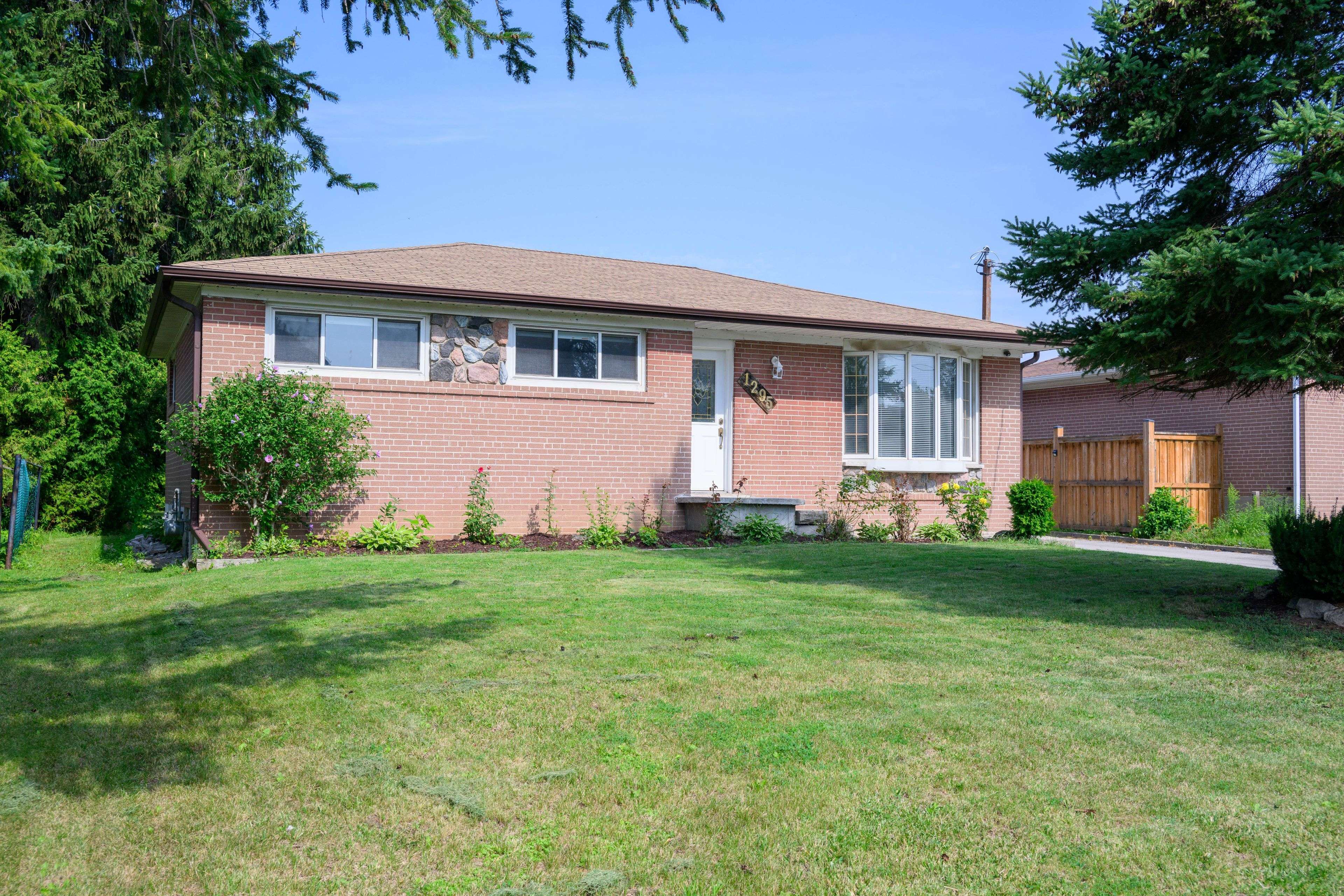 Oakville, ON L6L 2X2,1295 Pinegrove RD #Lower
