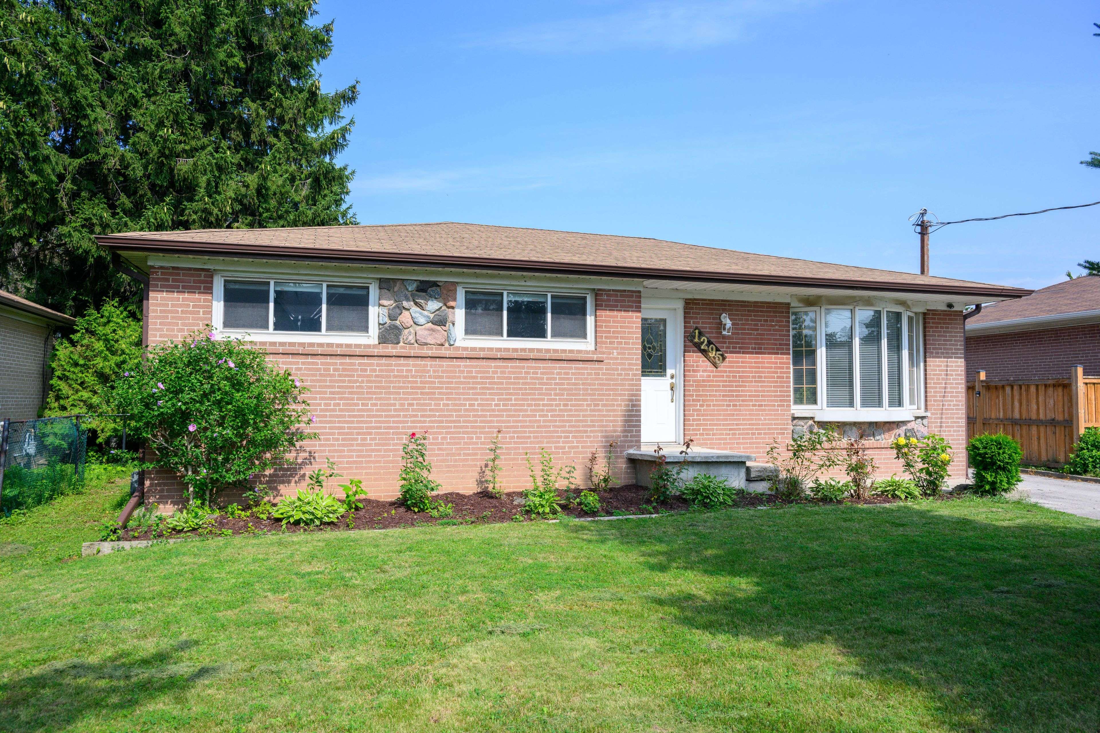 Oakville, ON L6L 2X2,1295 Pinegrove RD #Lower