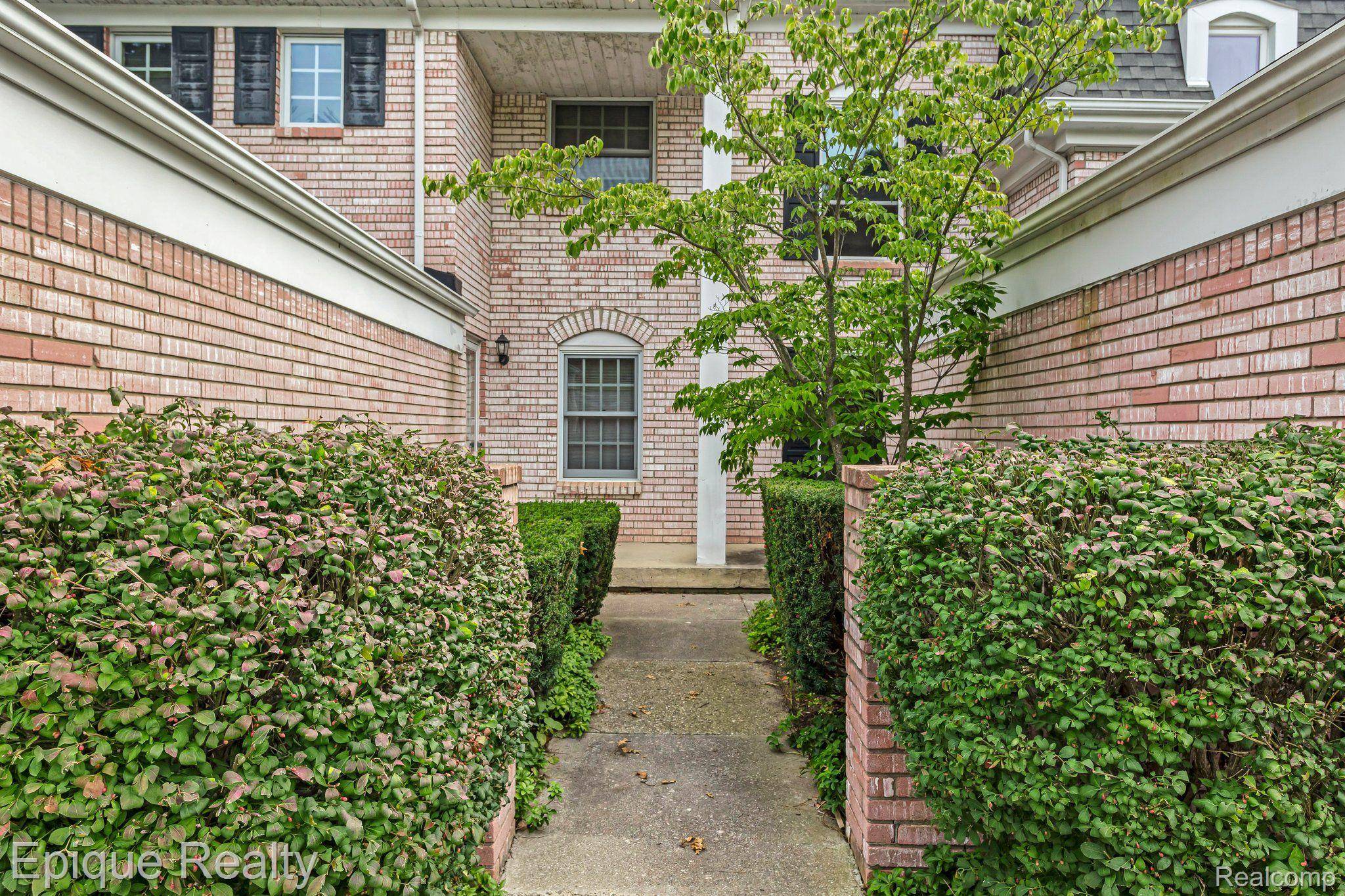 Rochester Hills, MI 48309,119 CANTERBURY TRAIL DR #1