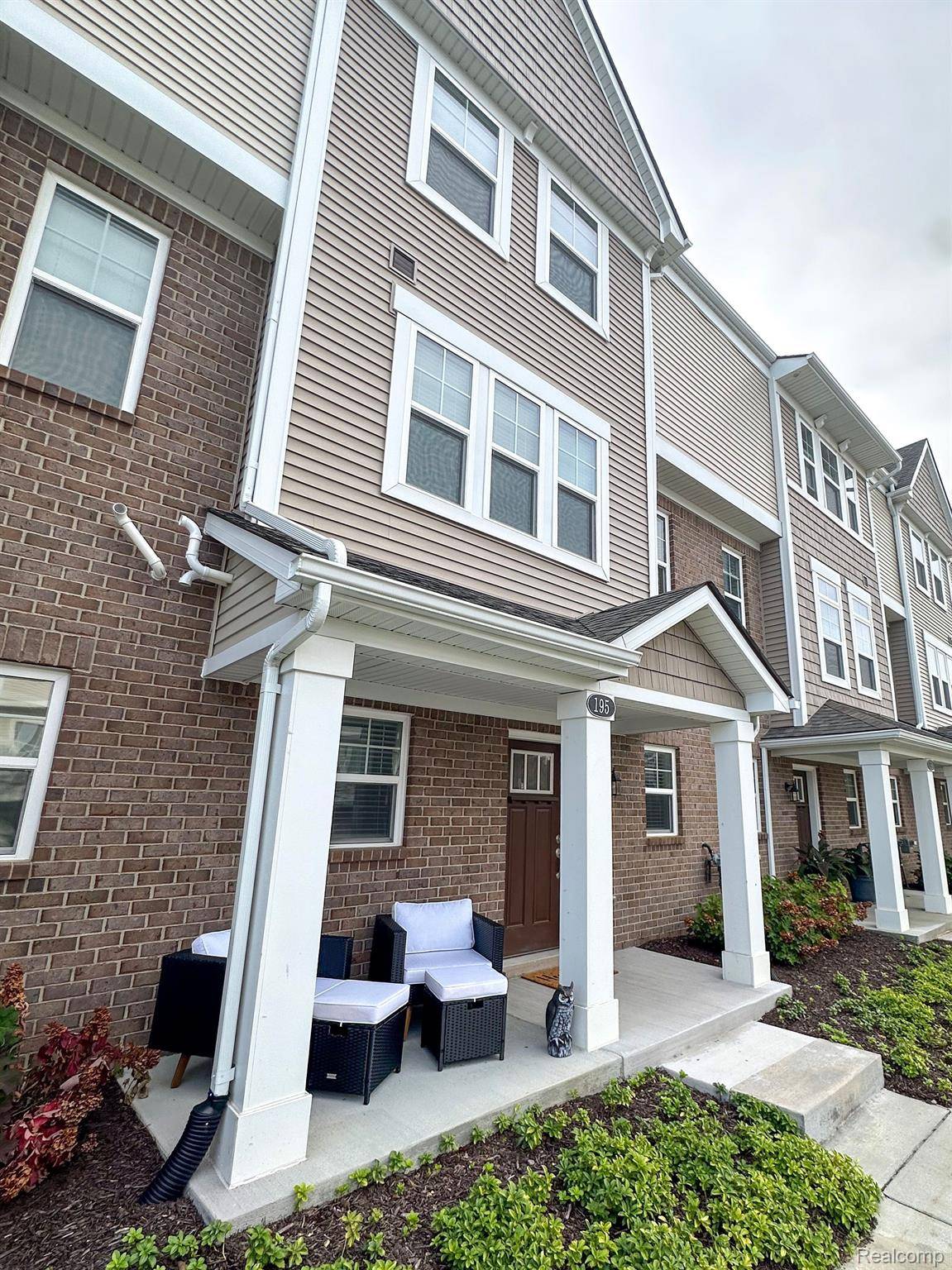 Wixom, MI 48393,195 MONUMENT LN