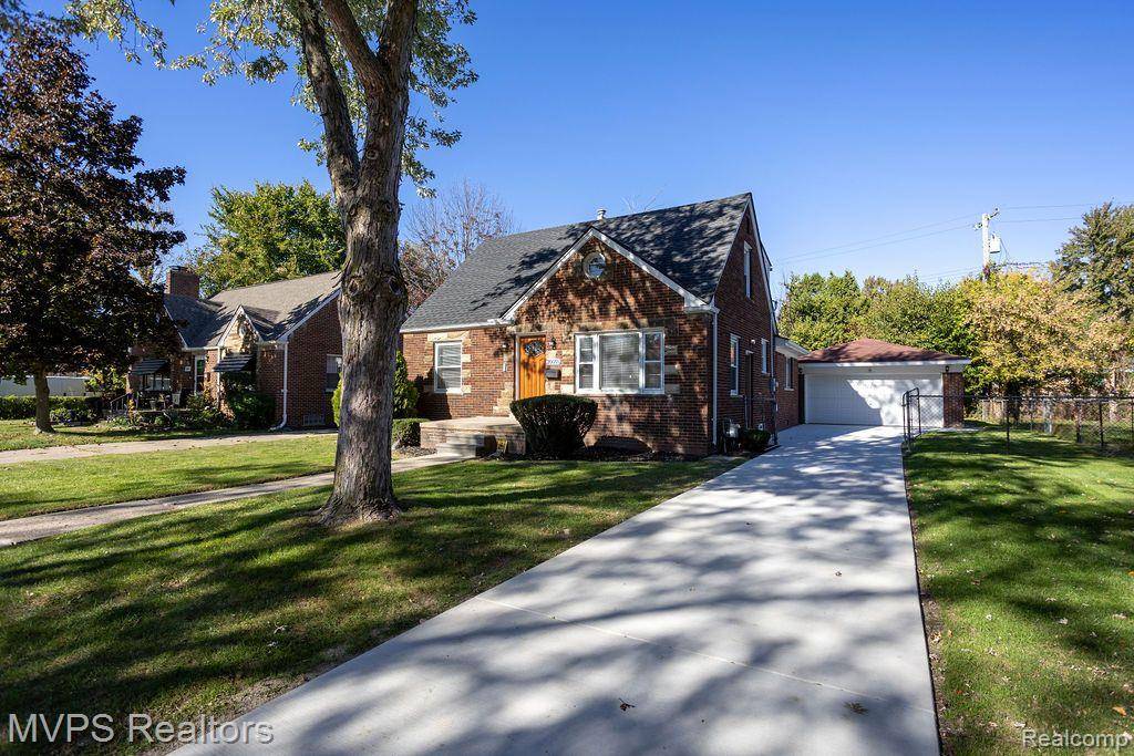 Harper Woods, MI 48225,20055 ROSCOMMON ST