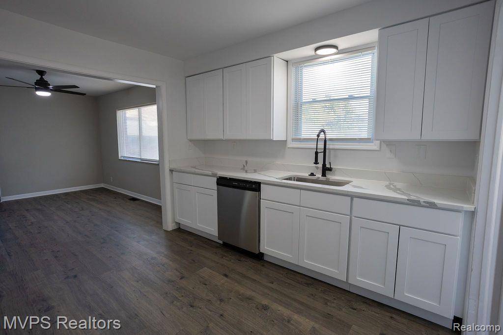 Harper Woods, MI 48225,20055 ROSCOMMON ST