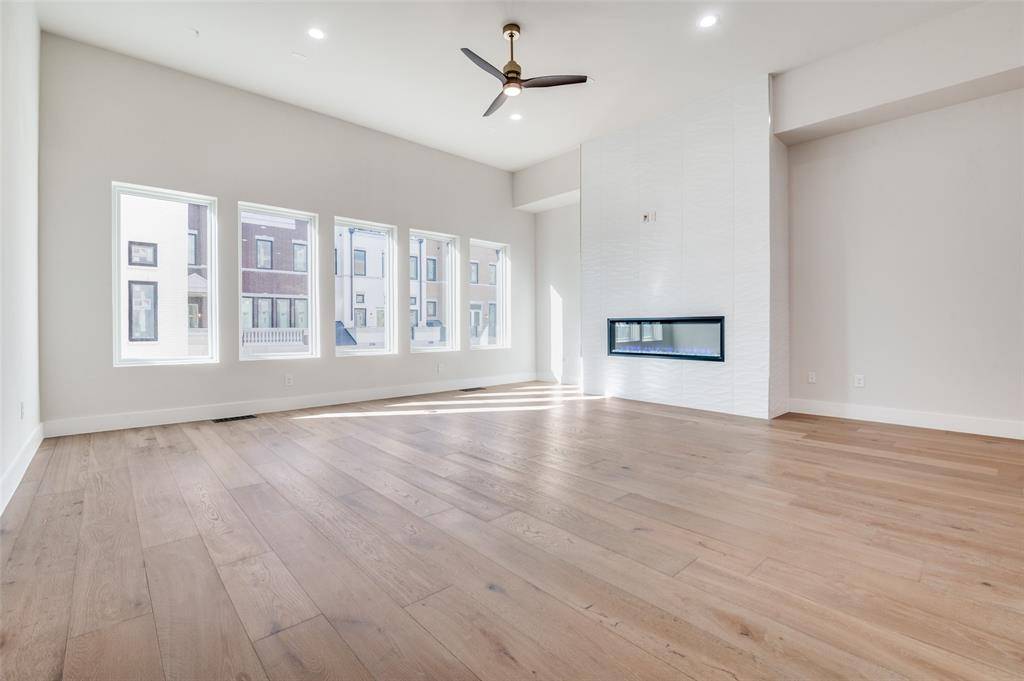 Grapevine, TX 76051,250 E Dallas Street #124