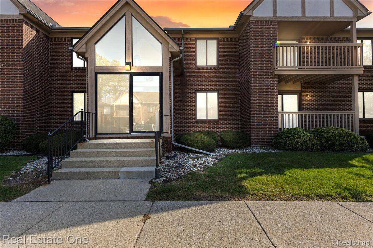 Macomb, MI 48044,45206 FRYER DR