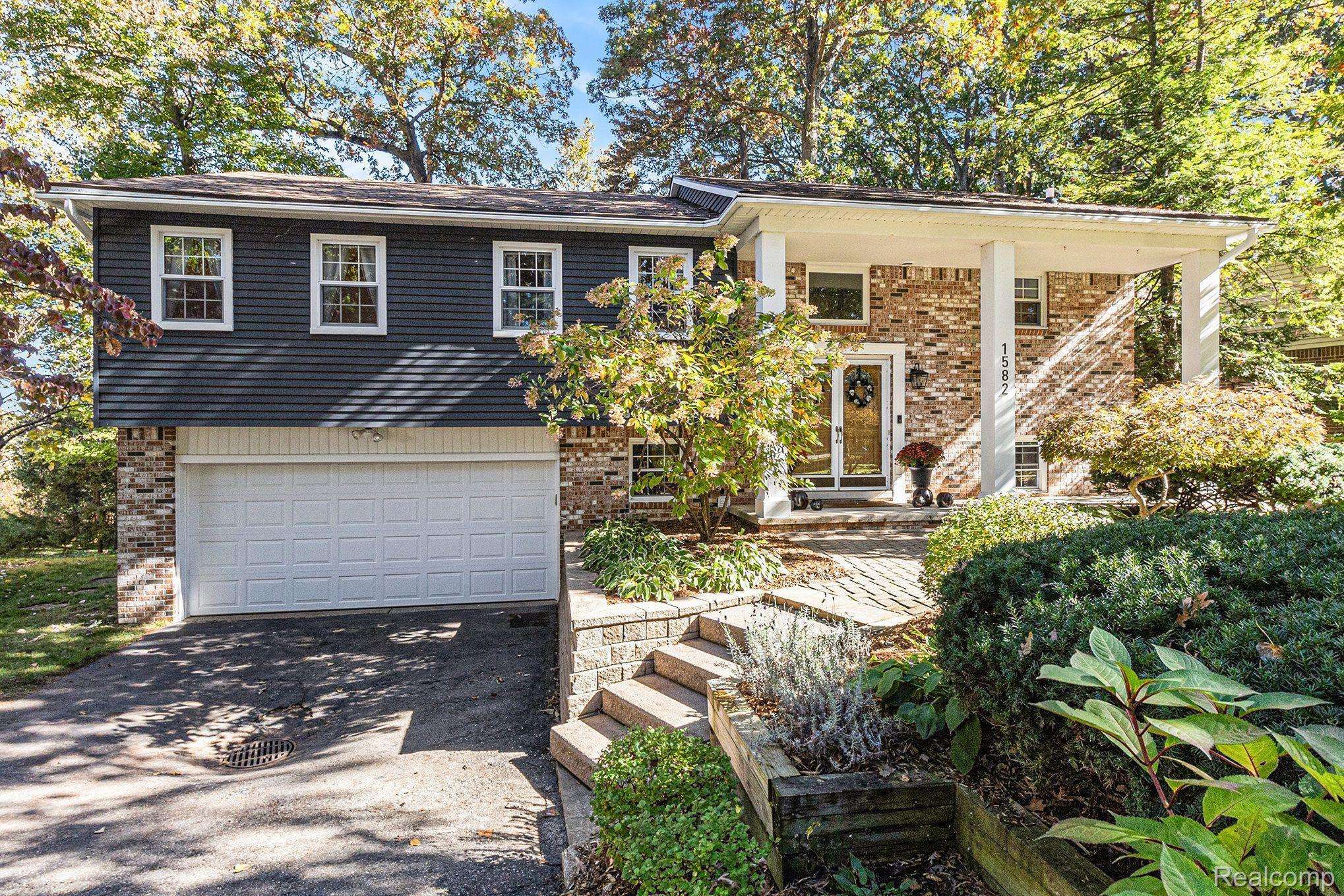 Wixom, MI 48393,1582 CHOWNINGS GLEN DR