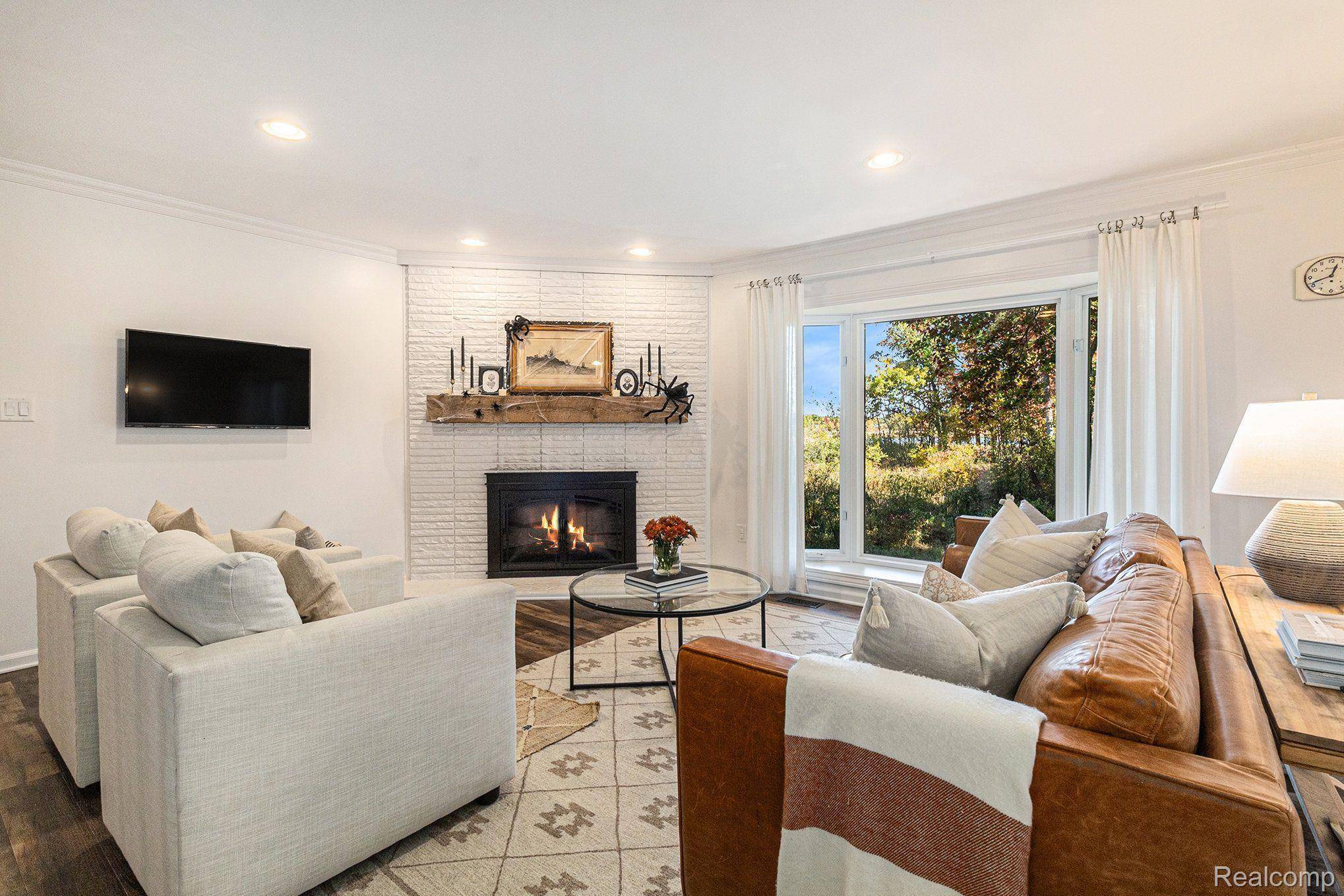 Wixom, MI 48393,1582 CHOWNINGS GLEN DR