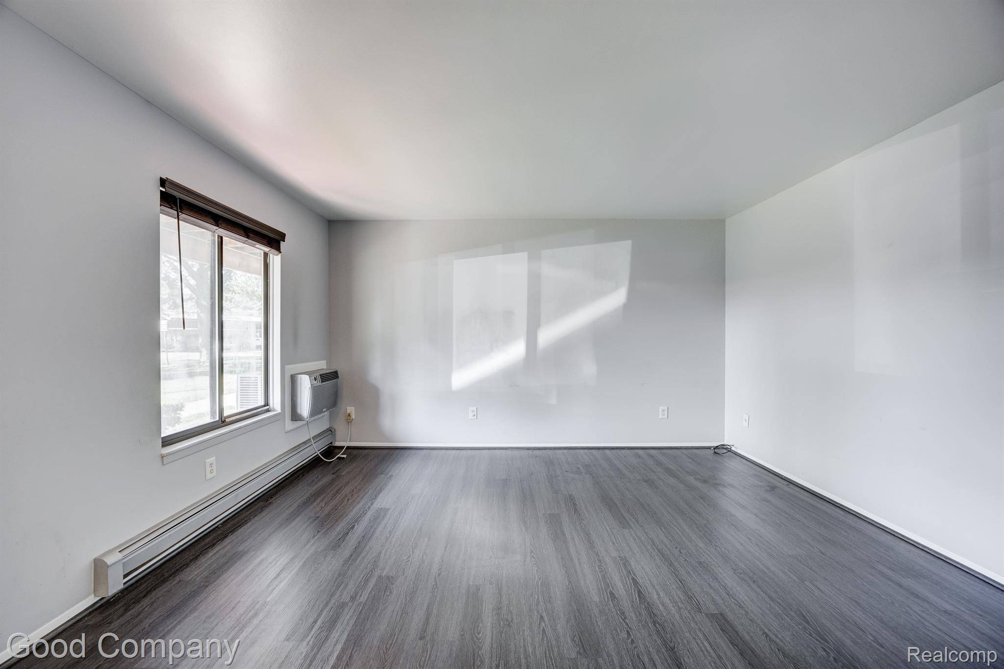 Roseville, MI 48066,30464 UTICA RD