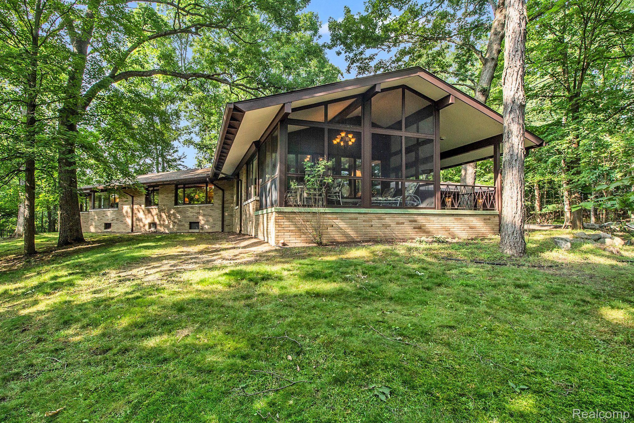 Howell, MI 48843,220 THOMPSON ST