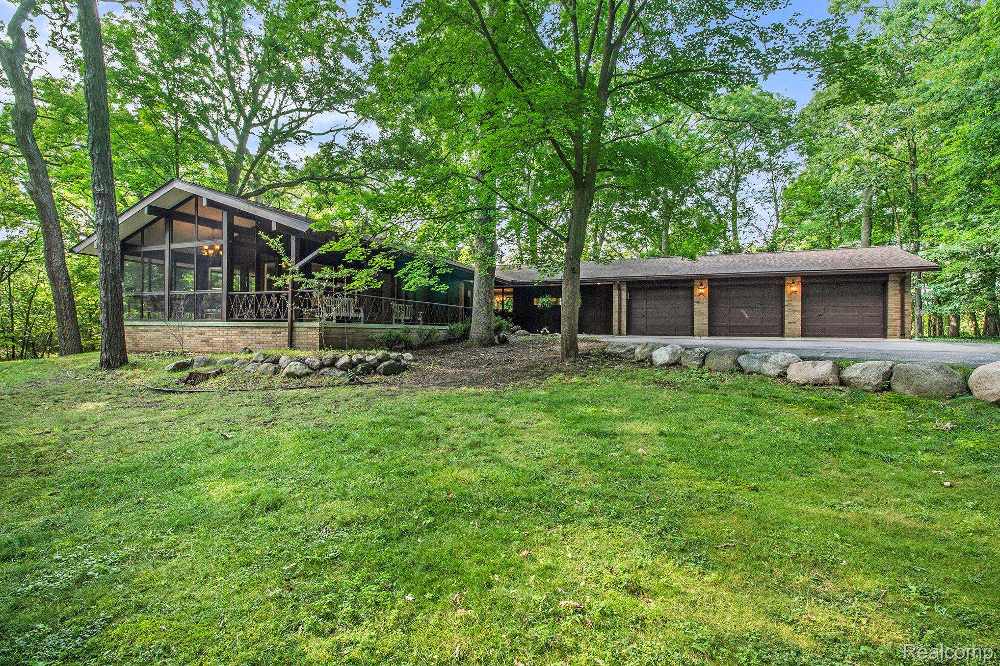 Howell, MI 48843,220 THOMPSON ST