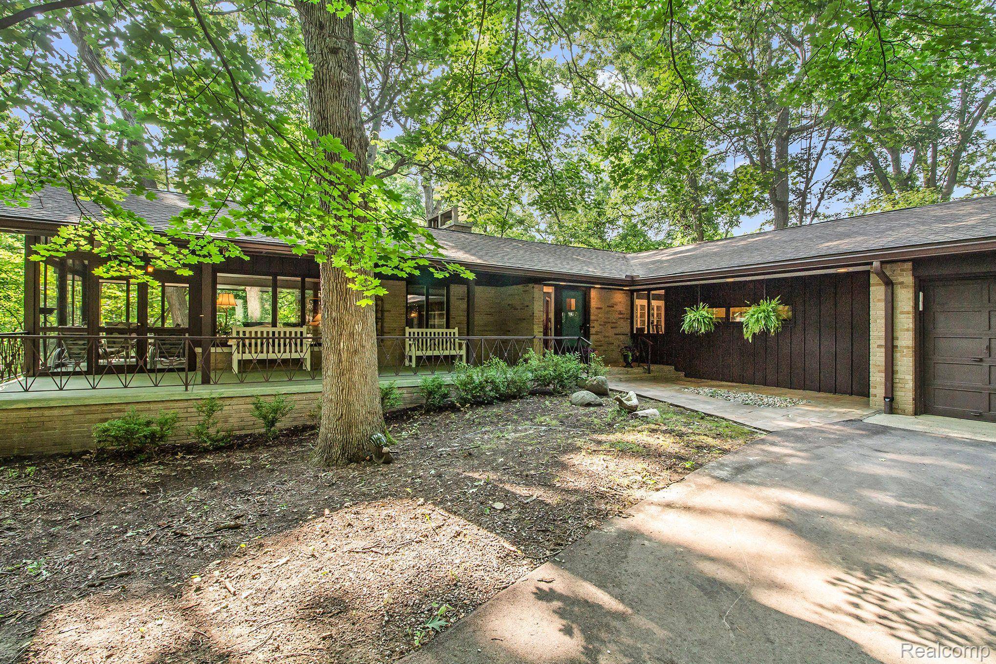 Howell, MI 48843,220 THOMPSON ST