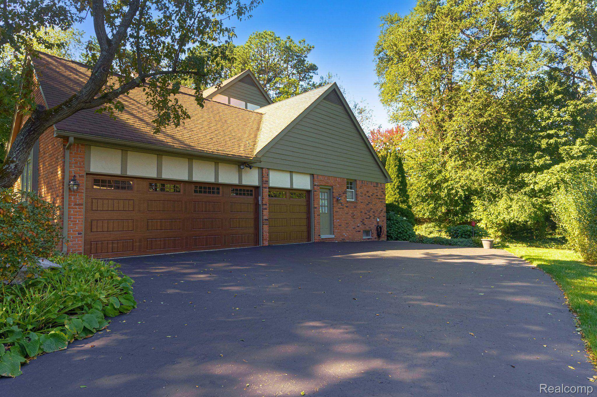 Bloomfield Hills, MI 48304,840 HIDDEN PINE RD