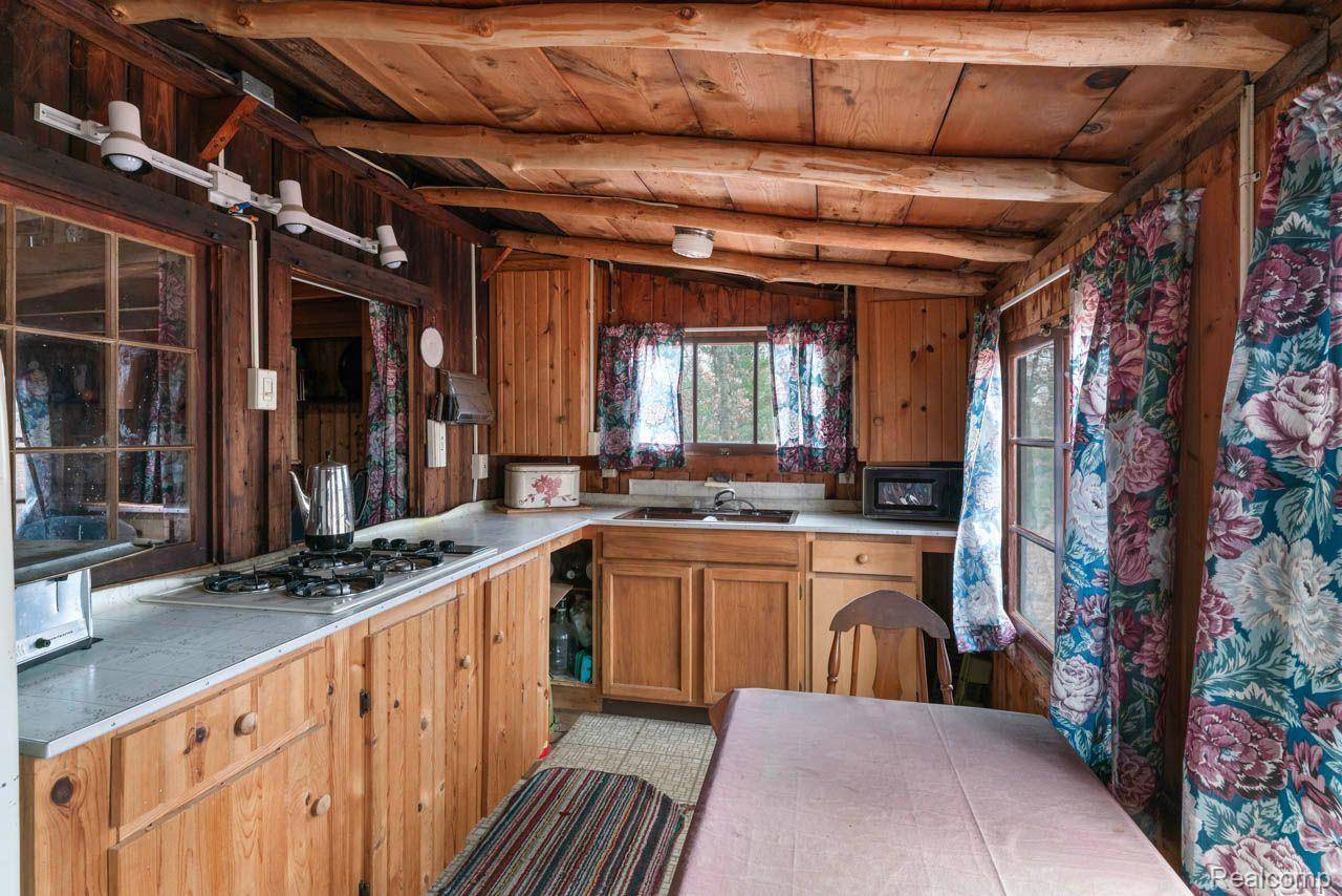 Harrison, MI 48625,317 ROBERT RD