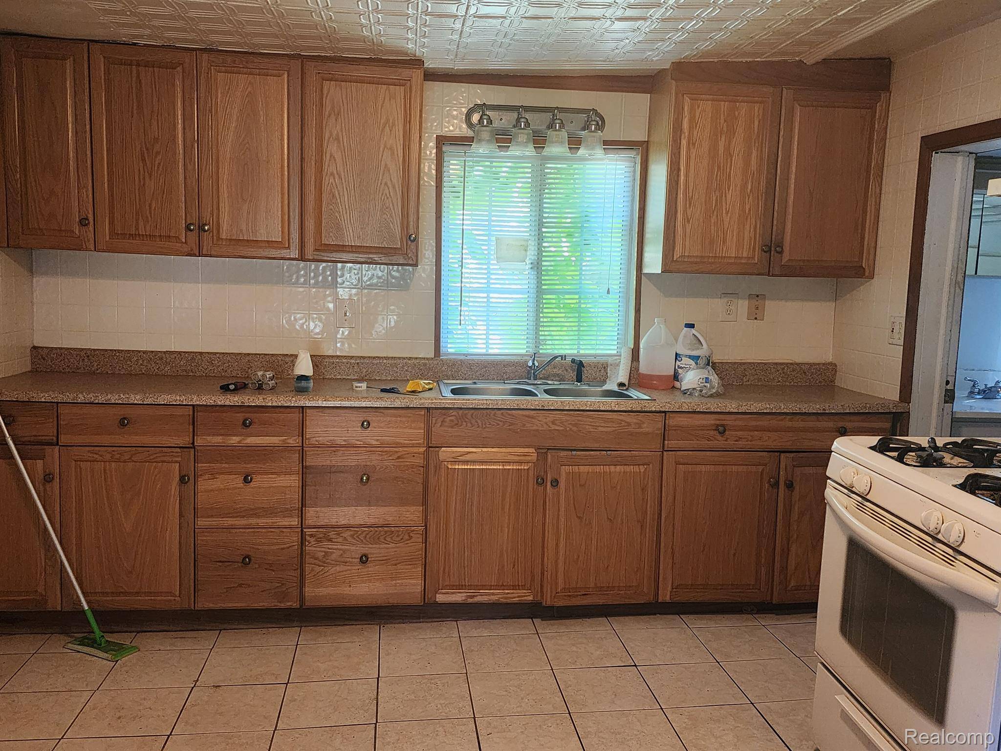 Belleville, MI 48111,24745 KARR RD