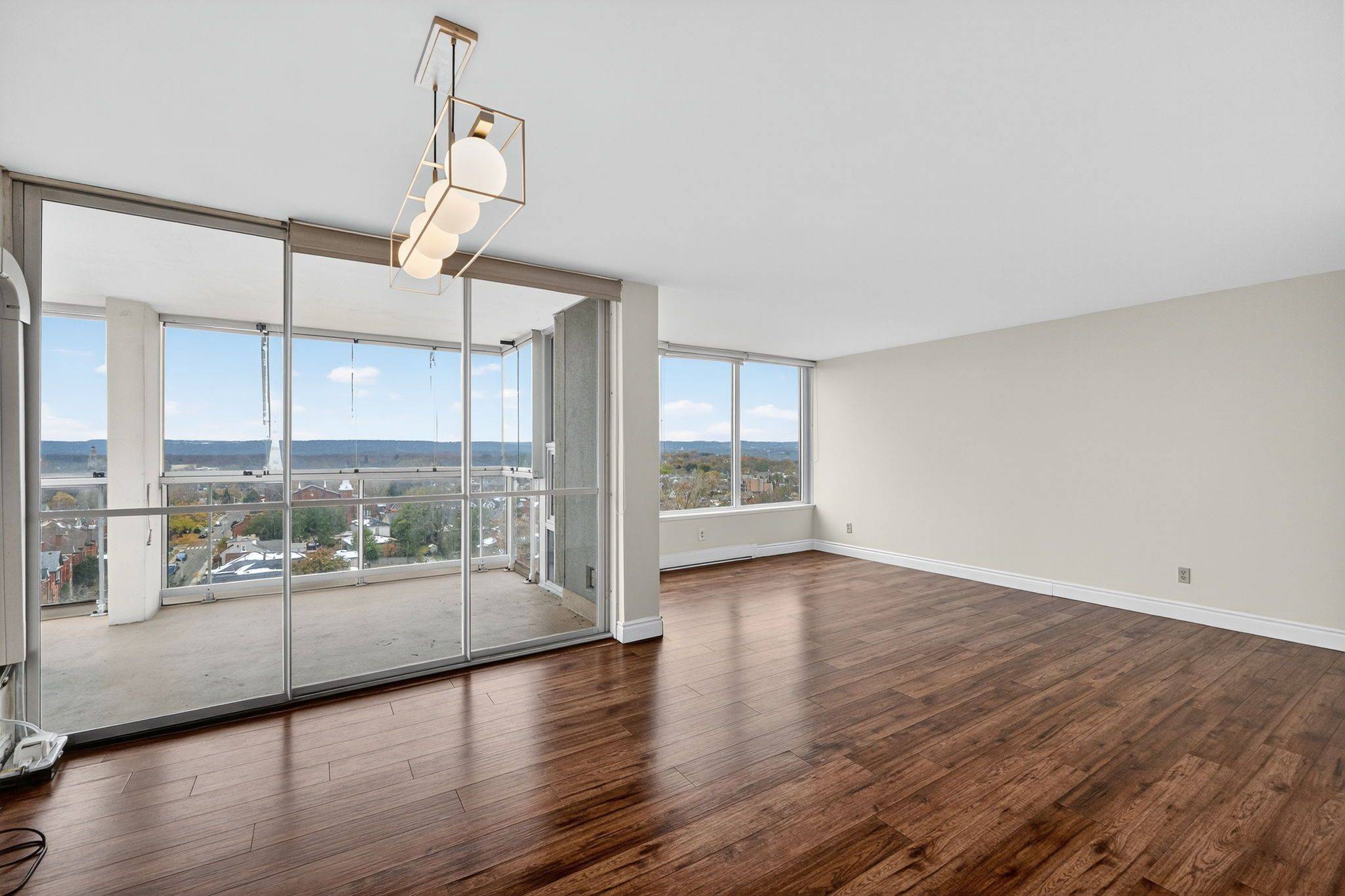 Hamilton, ON L8R 3J3,75 Queen ST N #1404