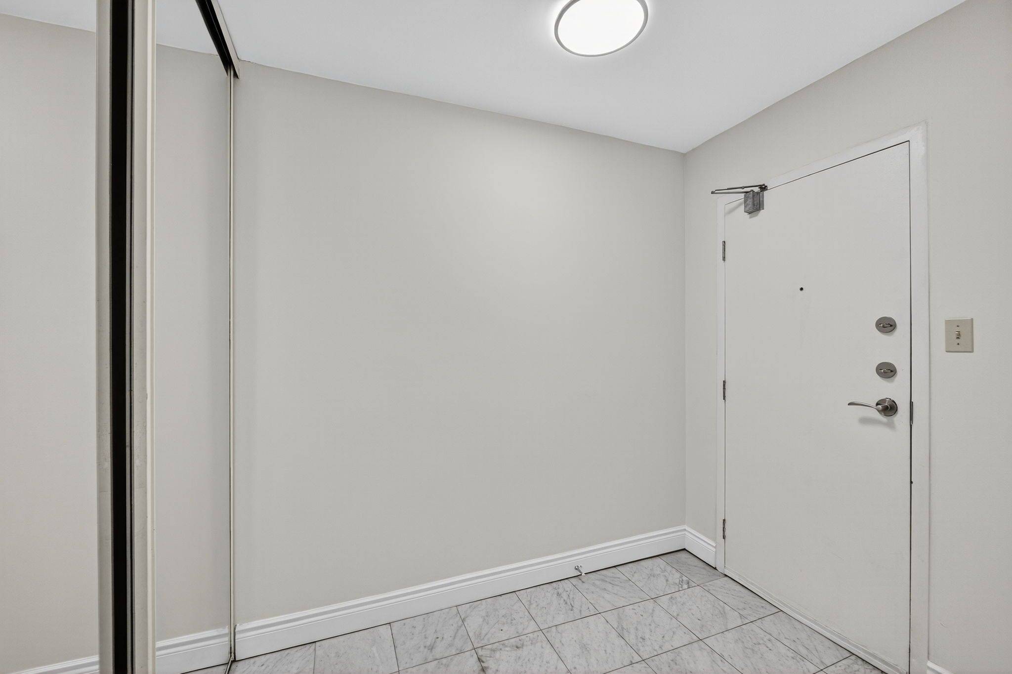 Hamilton, ON L8R 3J3,75 Queen ST N #1404