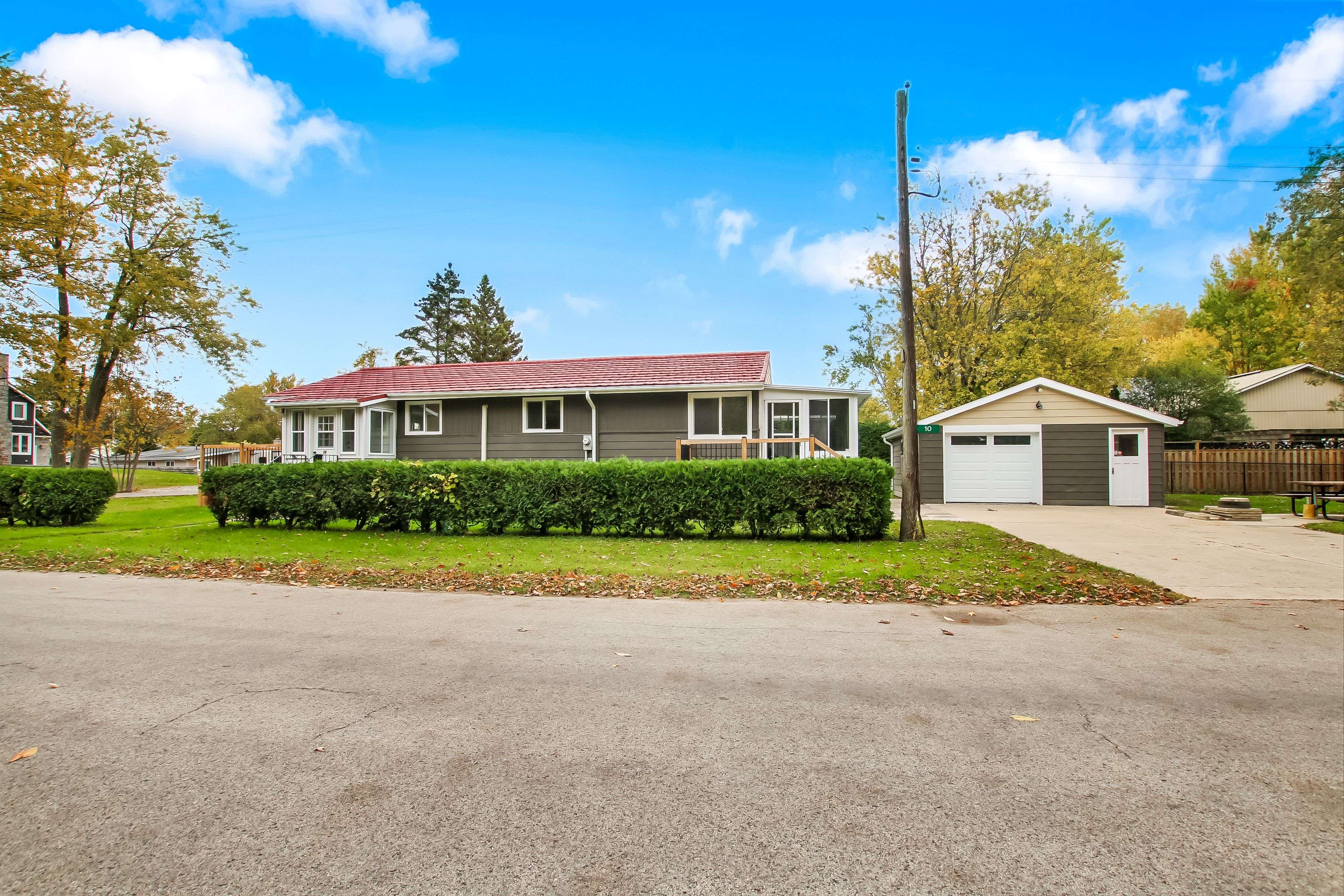 Norfolk, ON N0E 1T0,10 Clubhouse RD