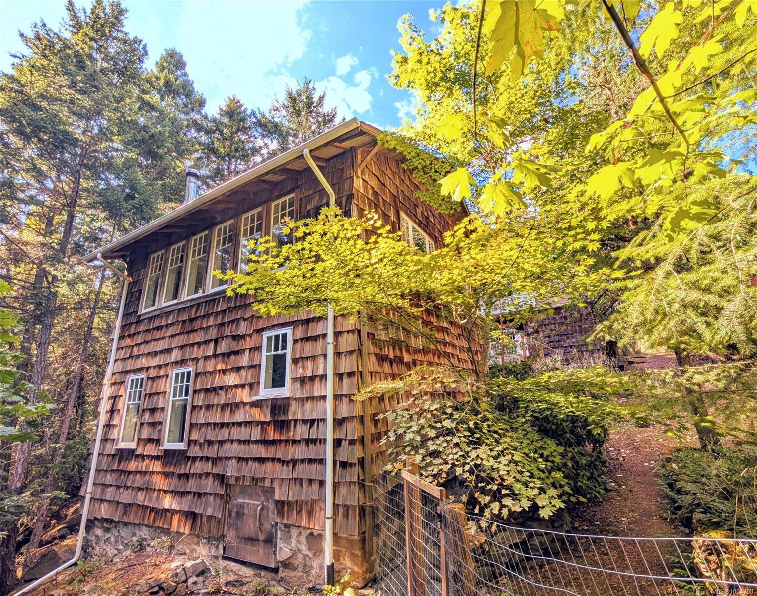 Mudge Island, BC V0R 1X0,415 Halibut Hill Rd